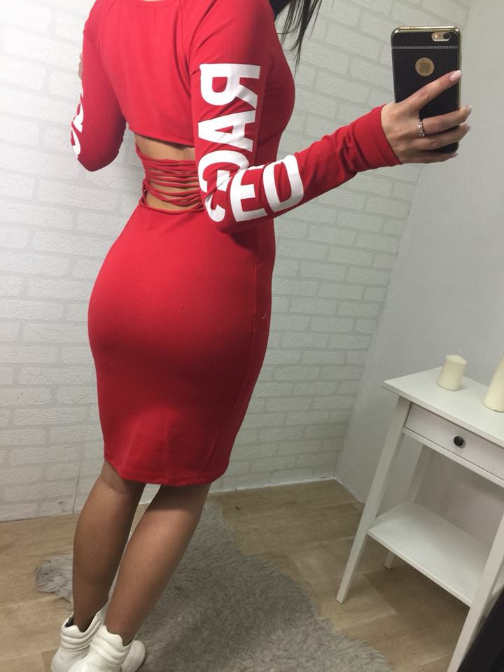 červené šaty ragged
