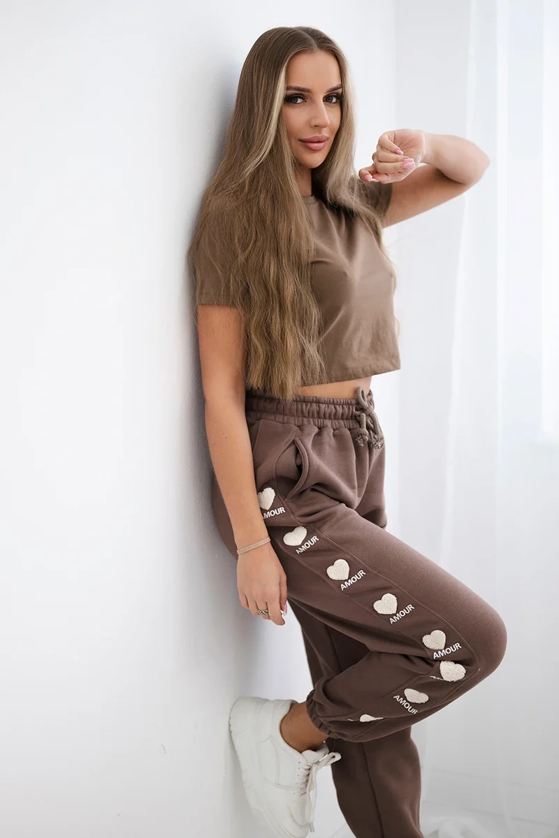 Voľné dámske tepláky v hnedom odtieni skombinované s bielym topom, pohodlný jesenný outfit